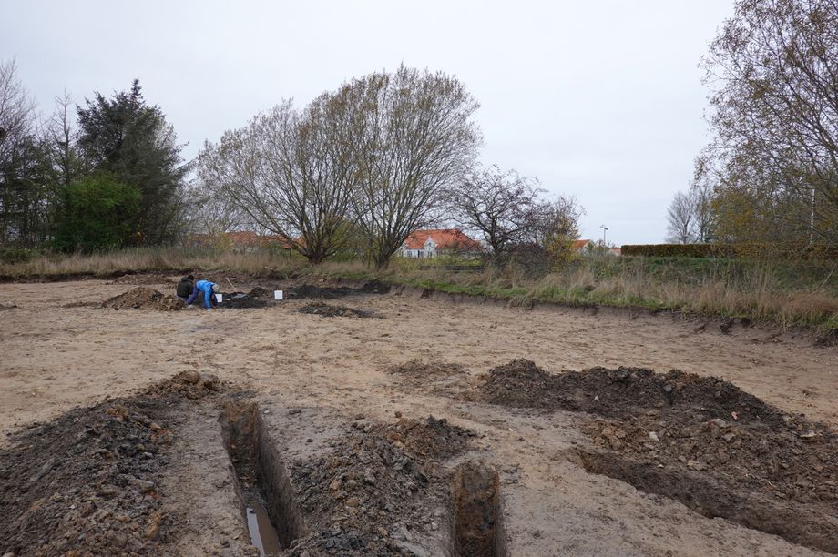 Bronzealderudgravning lige syd for Parkvej, Bauneager i baggrunden.