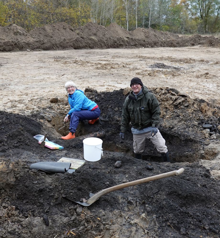 Hanne Jensen og René Sønderbæk fra Snekkersten er frivillige amatørarkæologer i Helsingør og Gribskov Amatørarkæologisk Forening, HGAF, og er her i gang med at udgrave en grube, som på et tidspunkt har været anvendt som affaldssted.  